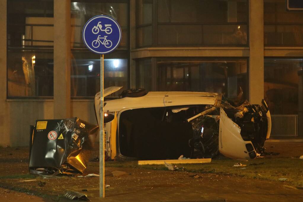 Auto knalt tegen gaskast en belandt op zijn kant
