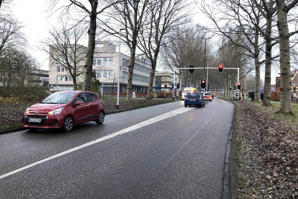 Overstekende fietser aangereden door auto