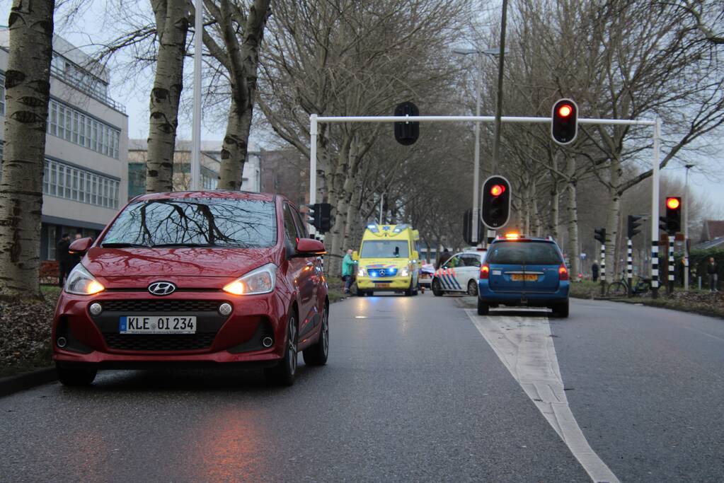 Overstekende fietser aangereden door auto
