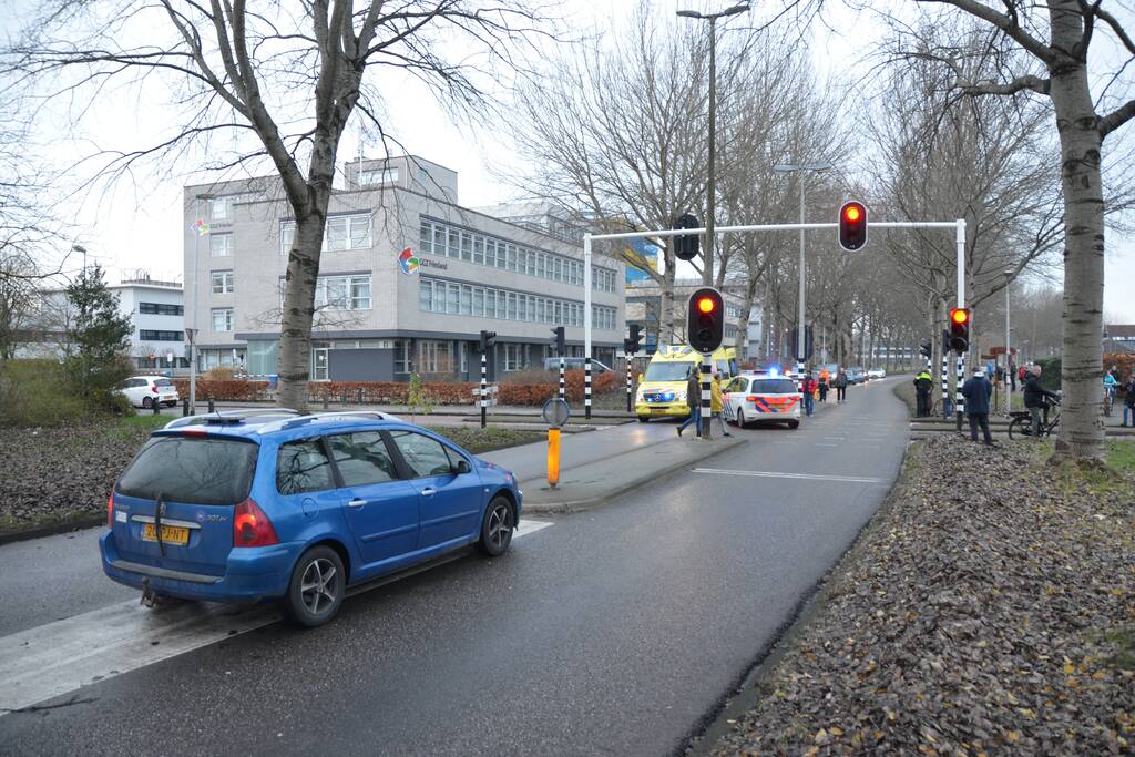 Overstekende fietser aangereden door auto