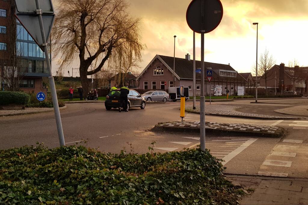 Verkeersongeval op rotonde