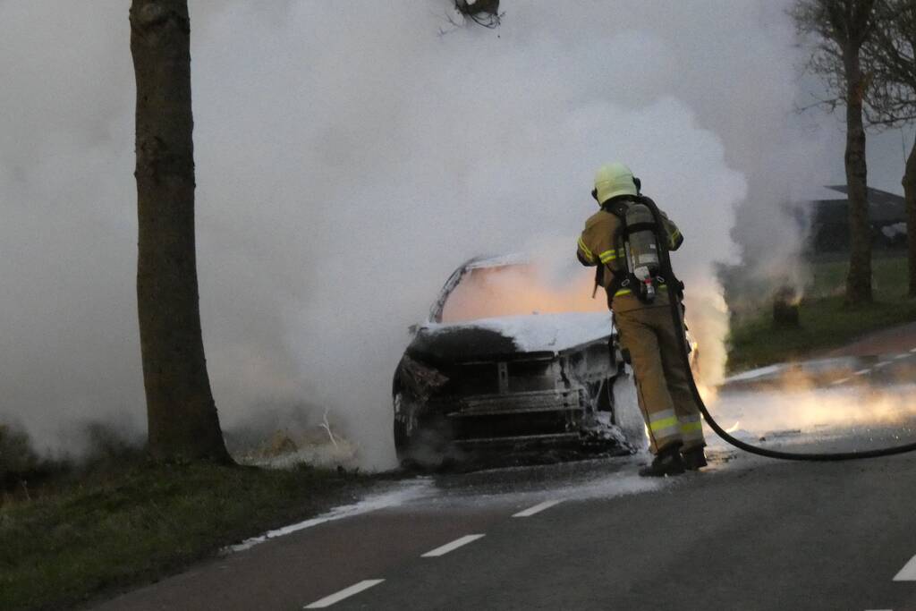 Auto vliegt onder het rijden in brand