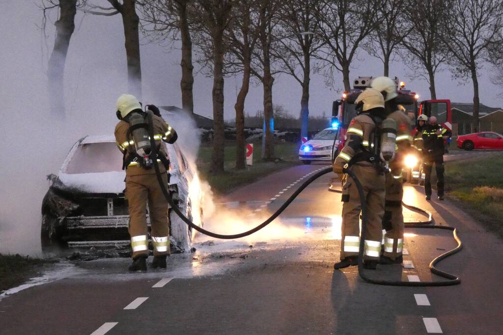 Auto vliegt onder het rijden in brand