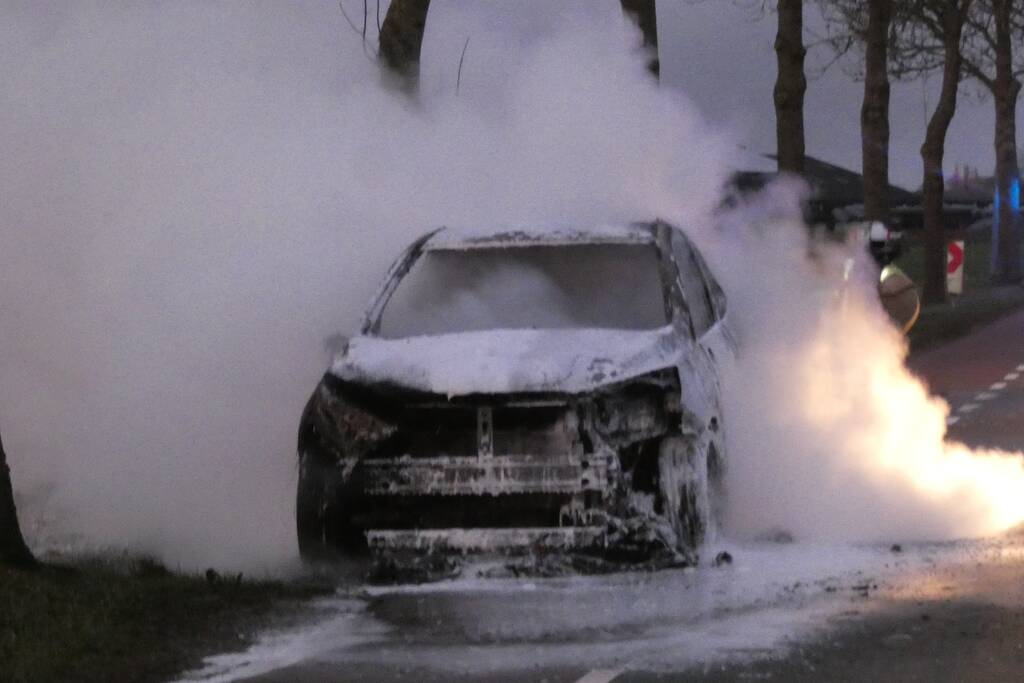 Auto vliegt onder het rijden in brand