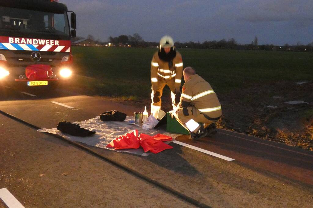 Auto vliegt onder het rijden in brand