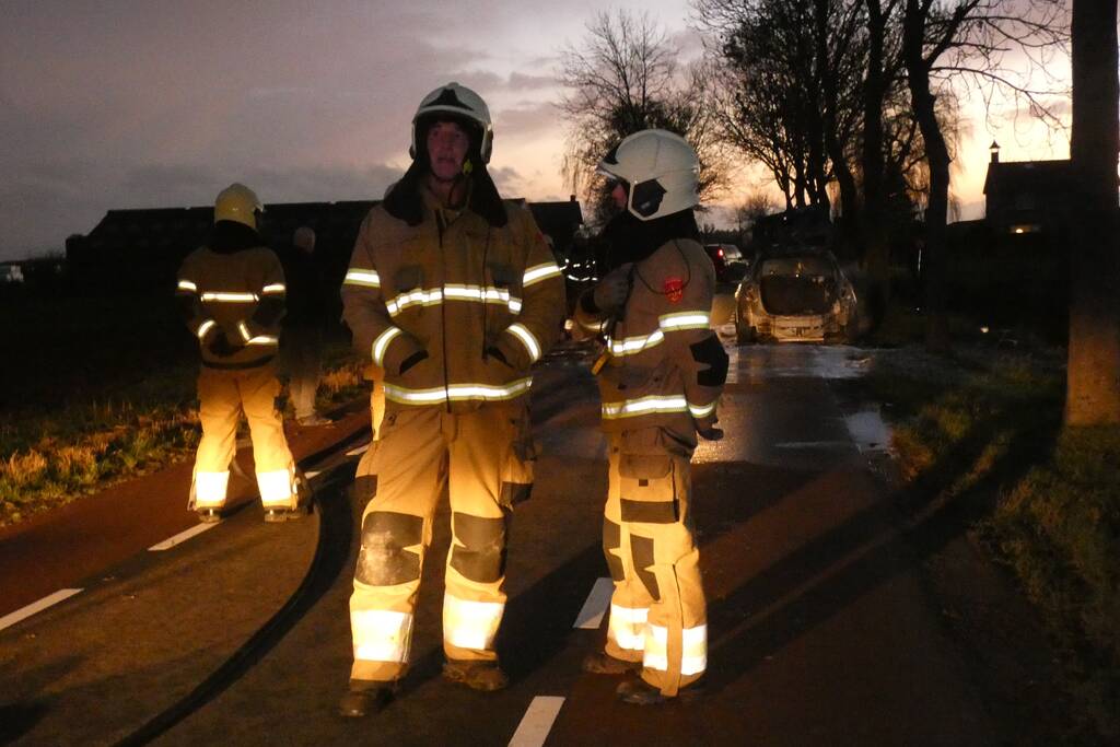 Auto vliegt onder het rijden in brand