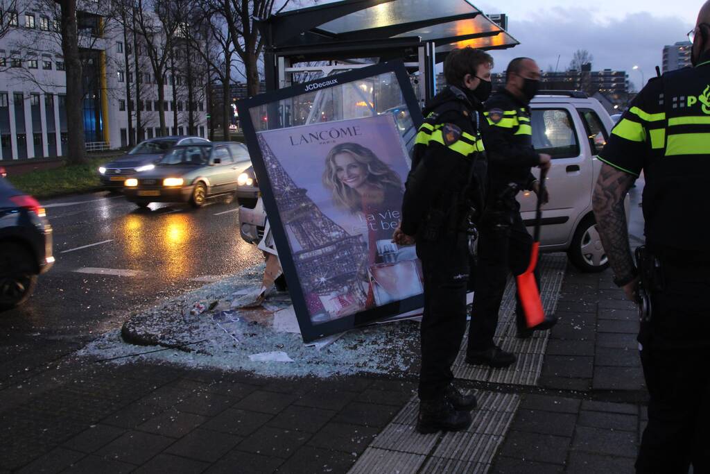 Automobilist Rijdt bushokje aan diggelen