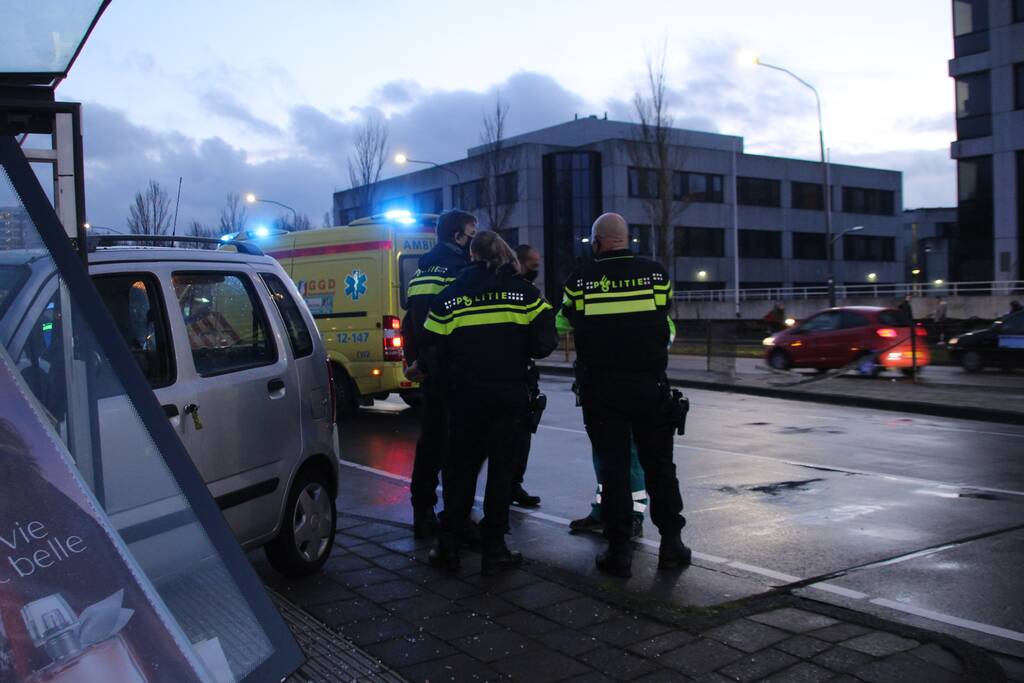 Automobilist Rijdt bushokje aan diggelen