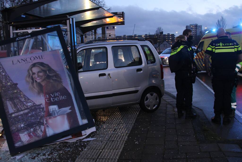 Automobilist Rijdt bushokje aan diggelen