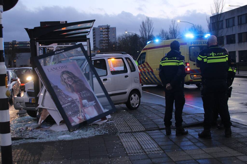 Automobilist Rijdt bushokje aan diggelen