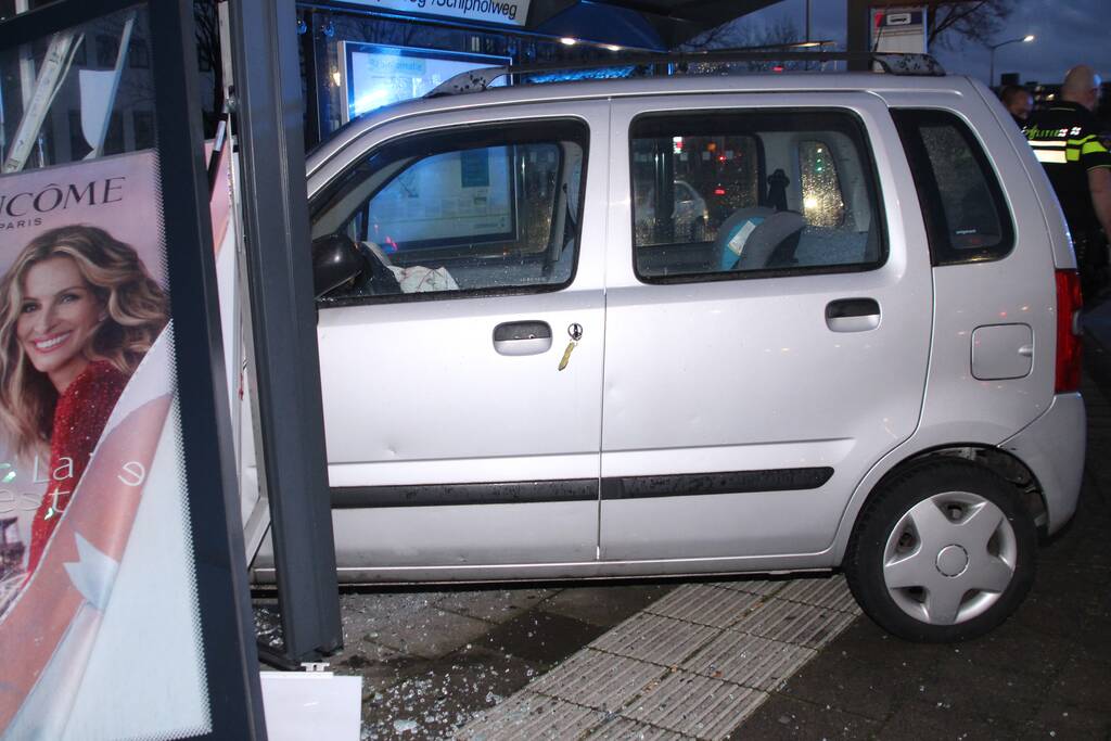 Automobilist Rijdt bushokje aan diggelen