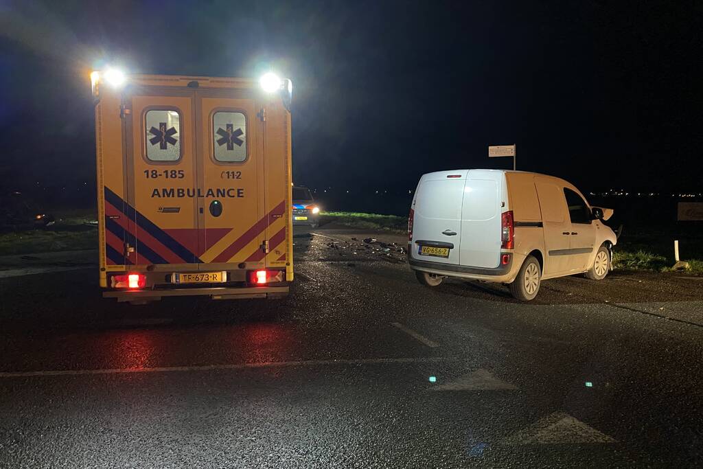 Auto eindigt in sloot bij aanrijding