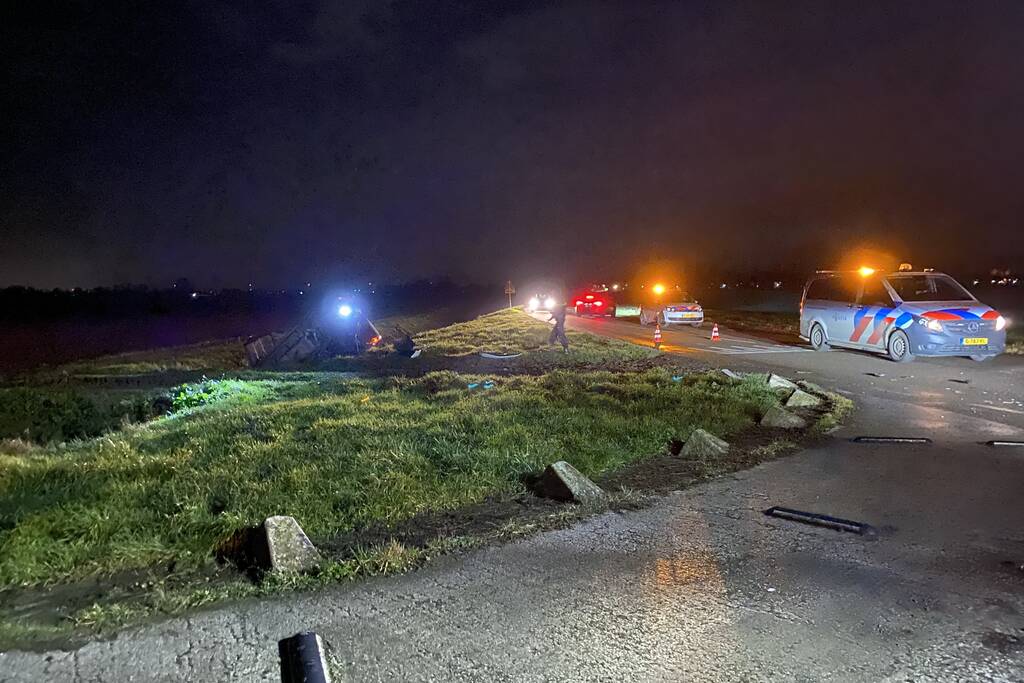 Auto eindigt in sloot bij aanrijding