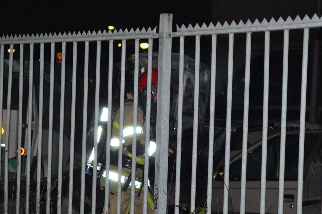 Auto mogelijk aangestoken bij autobedrijf Metz