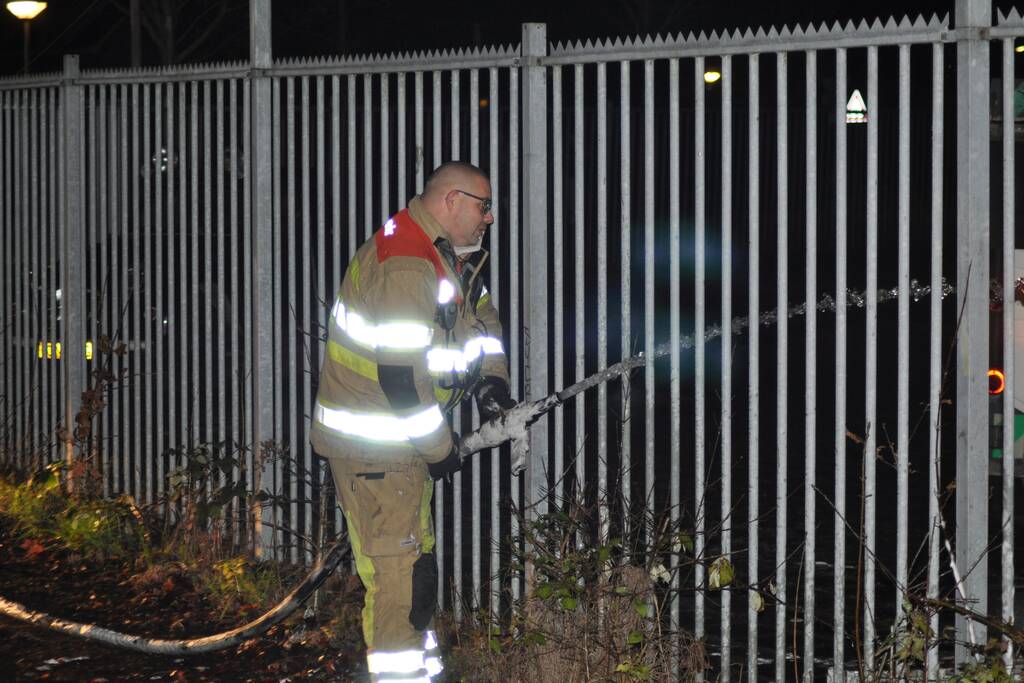 Auto mogelijk aangestoken bij autobedrijf Metz