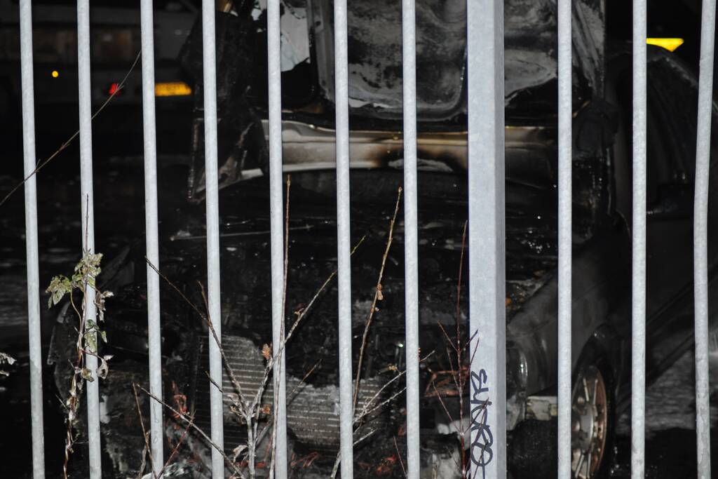 Auto mogelijk aangestoken bij autobedrijf Metz