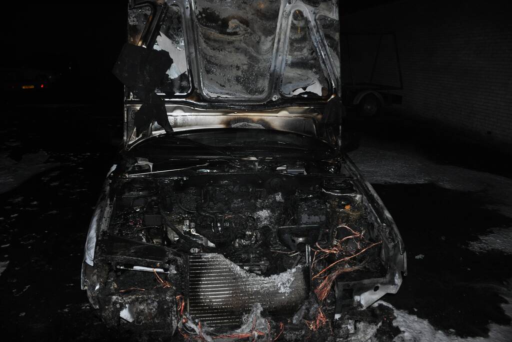 Auto mogelijk aangestoken bij autobedrijf Metz