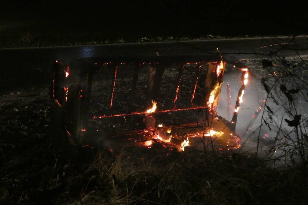 Houten bank in vlammen opgegaan