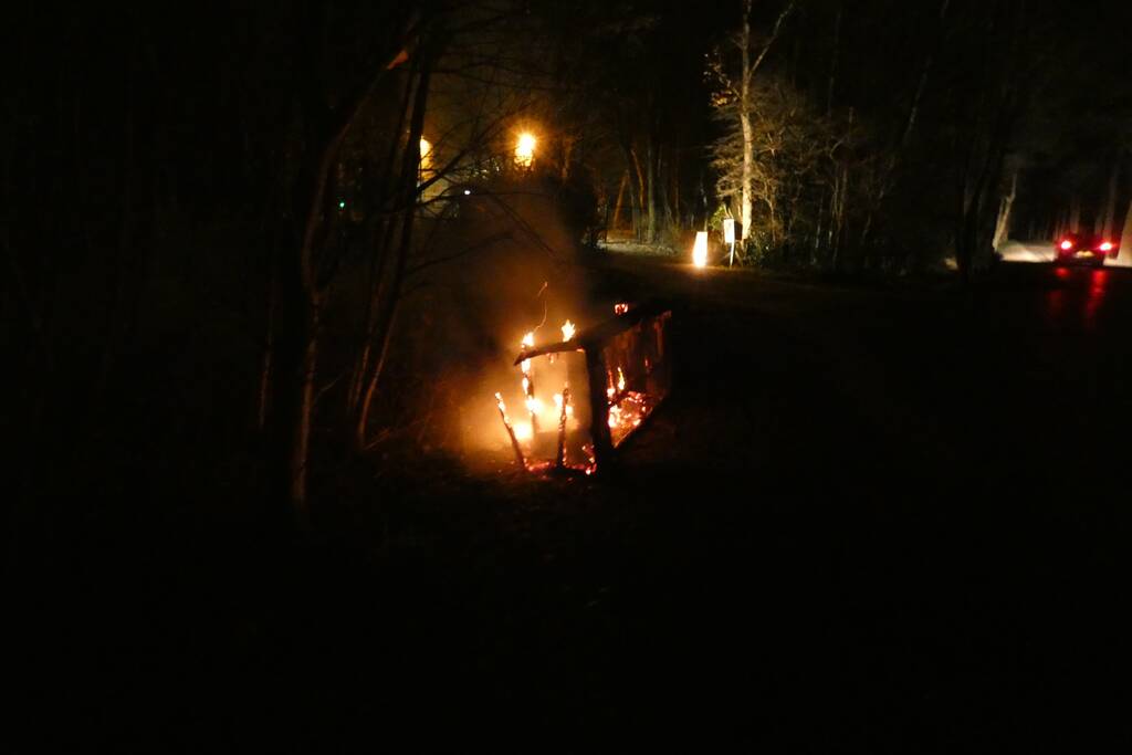 Houten bank in vlammen opgegaan