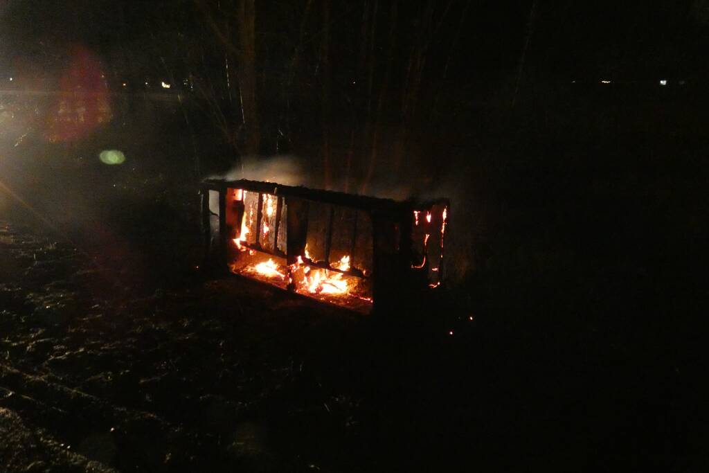 Houten bank in vlammen opgegaan