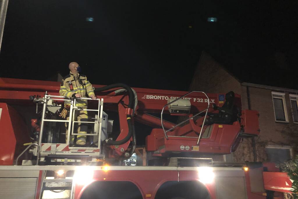 Kat valt van schrik in schoorsteenpijp