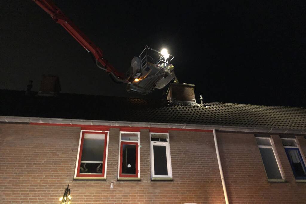 Kat valt van schrik in schoorsteenpijp