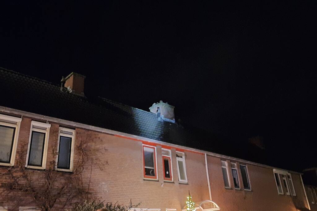 Kat valt van schrik in schoorsteenpijp