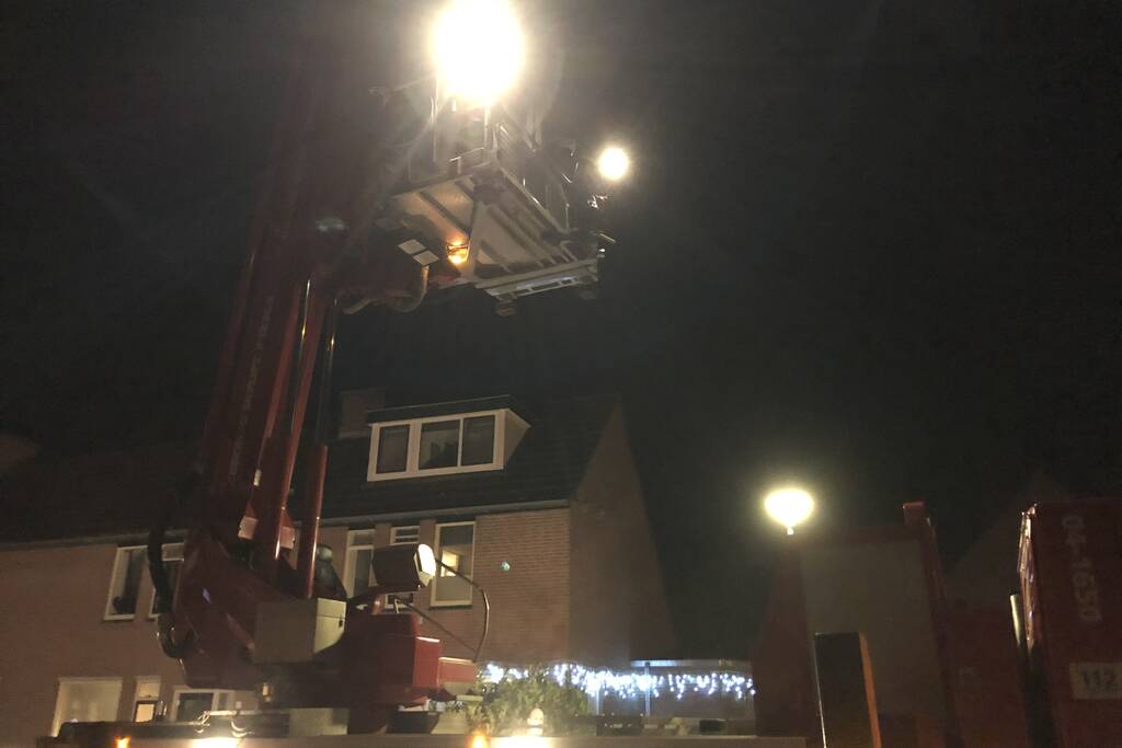 Kat valt van schrik in schoorsteenpijp