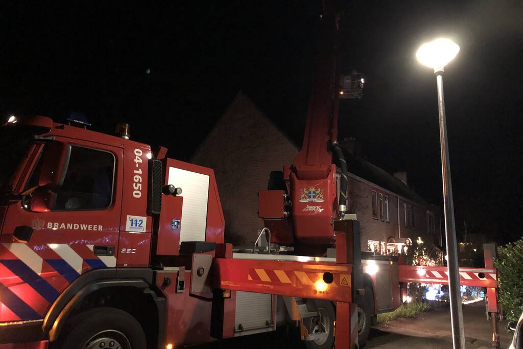 Kat valt van schrik in schoorsteenpijp