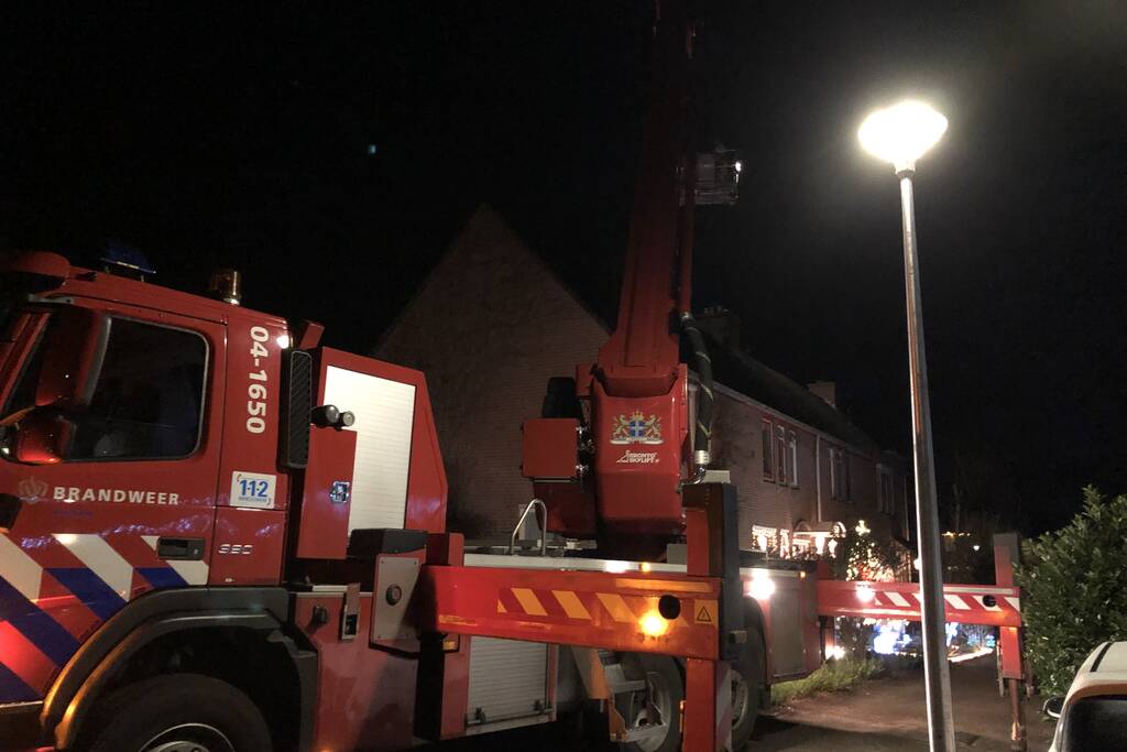 Kat valt van schrik in schoorsteenpijp