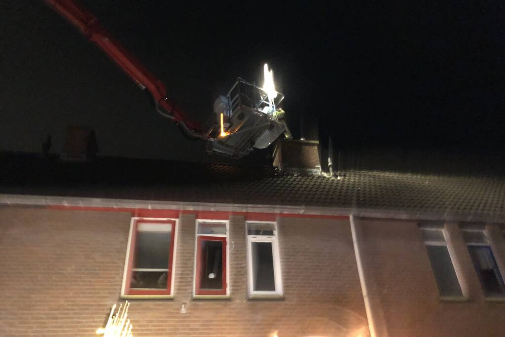 Kat valt van schrik in schoorsteenpijp