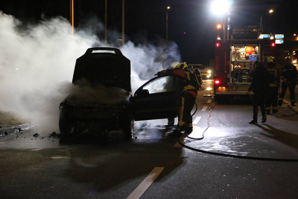 Auto brandt volledig uit