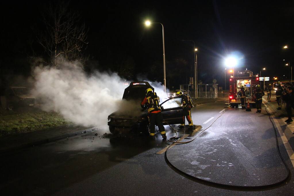 Auto brandt volledig uit