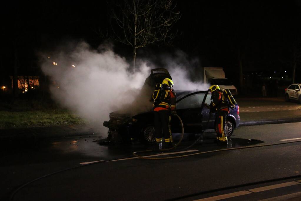 Auto brandt volledig uit
