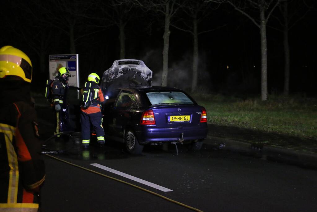 Auto brandt volledig uit
