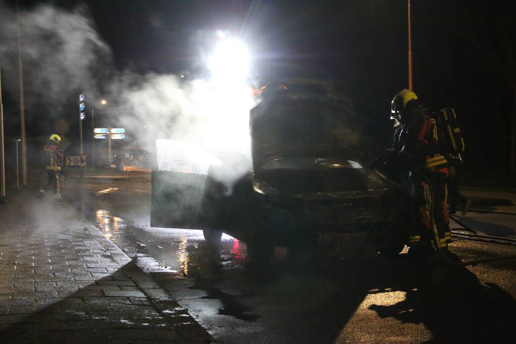 Auto brandt volledig uit