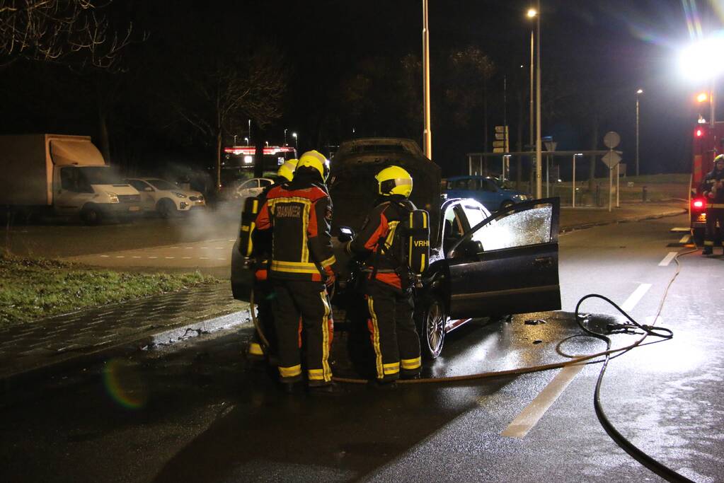 Auto brandt volledig uit