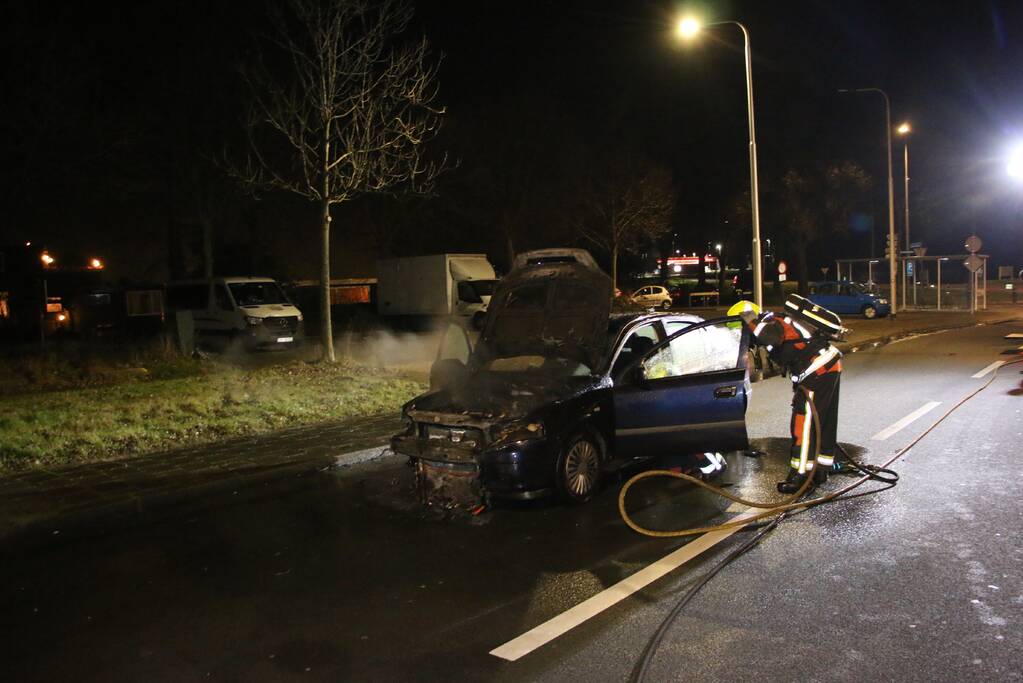 Auto brandt volledig uit
