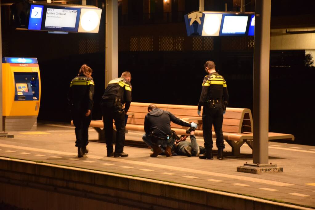 Politie doet meerdere aanhoudingen op NS-station