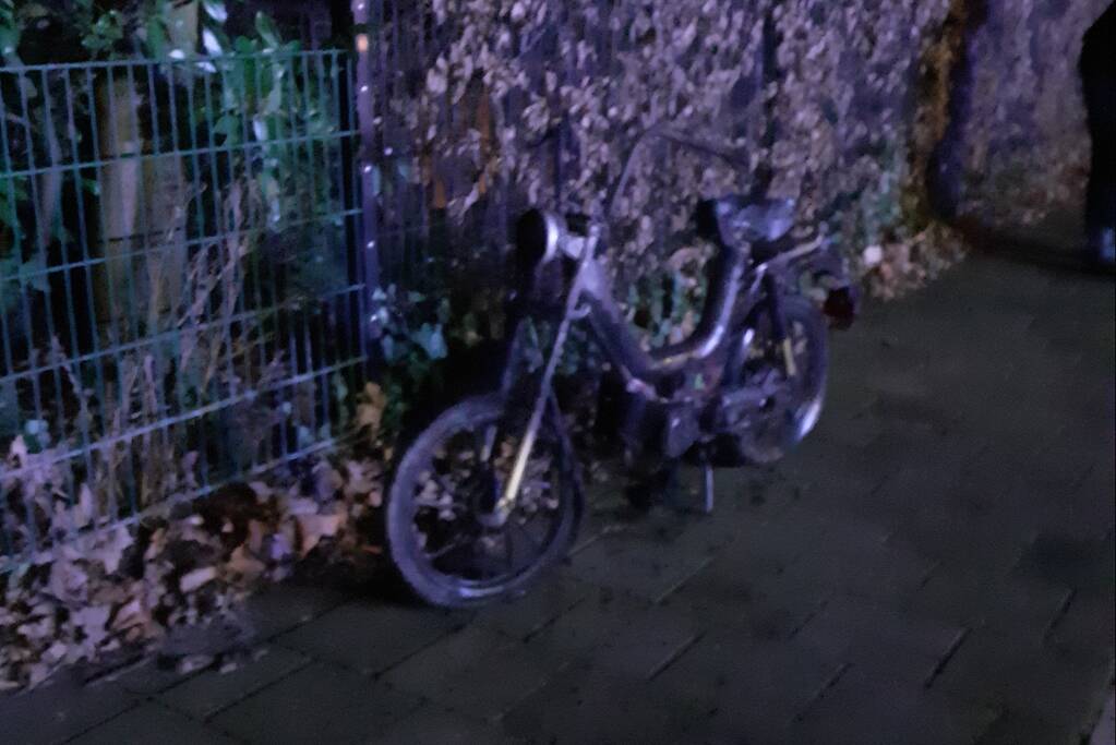 Scooter naast heg uitgebrand