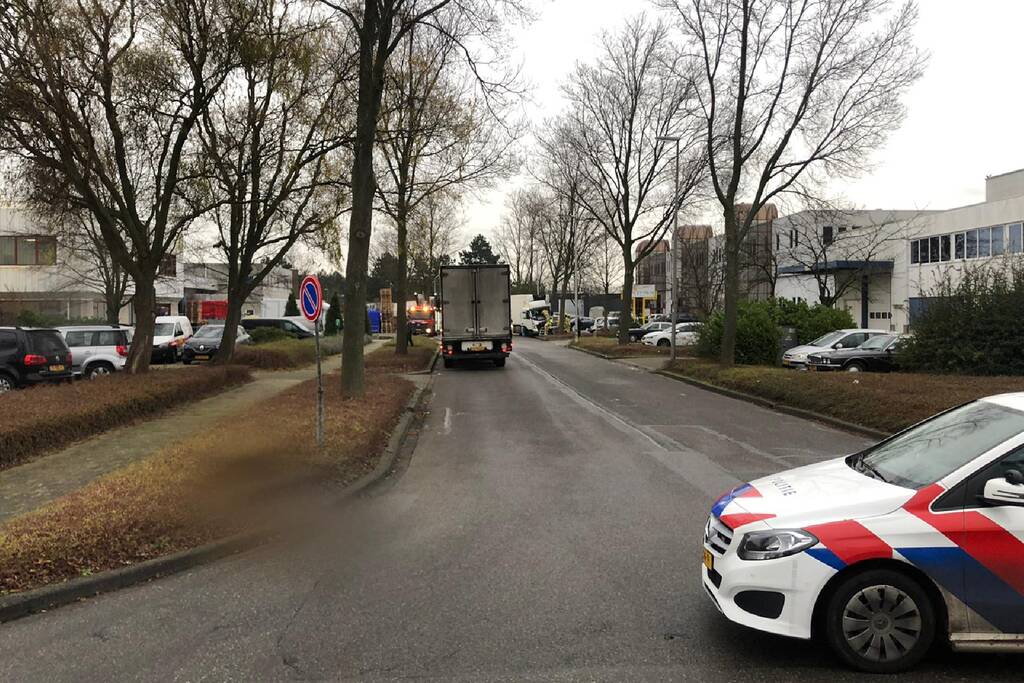 Vrachtwagen crasht tegen boom