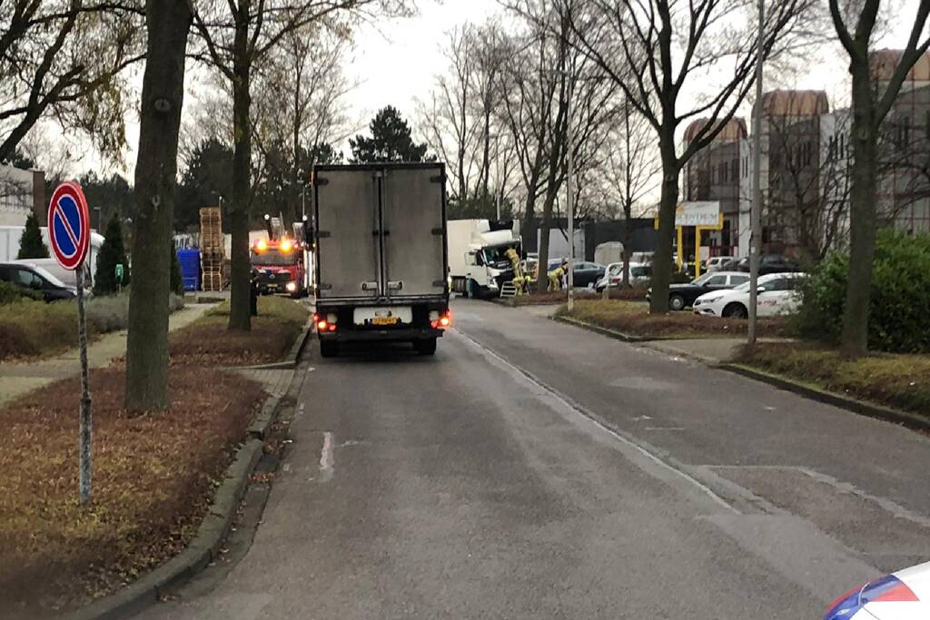Vrachtwagen crasht tegen boom