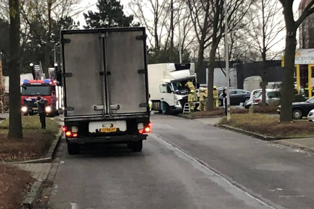 Vrachtwagen crasht tegen boom