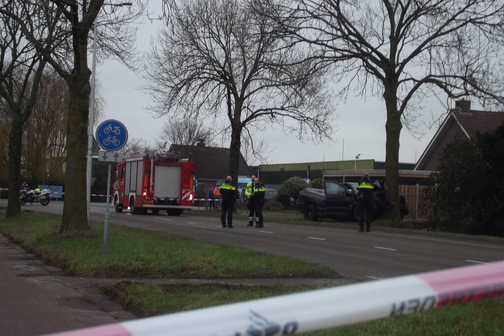 Pick-up truck eindigt tegen boom