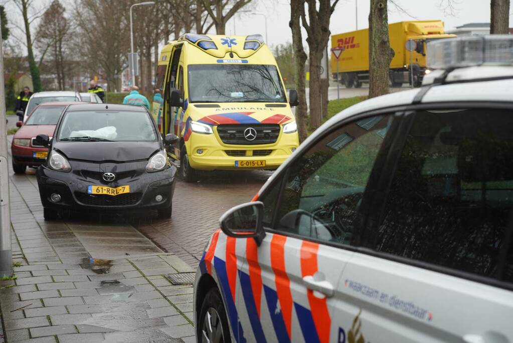Meerdere auto's botsen op kruising