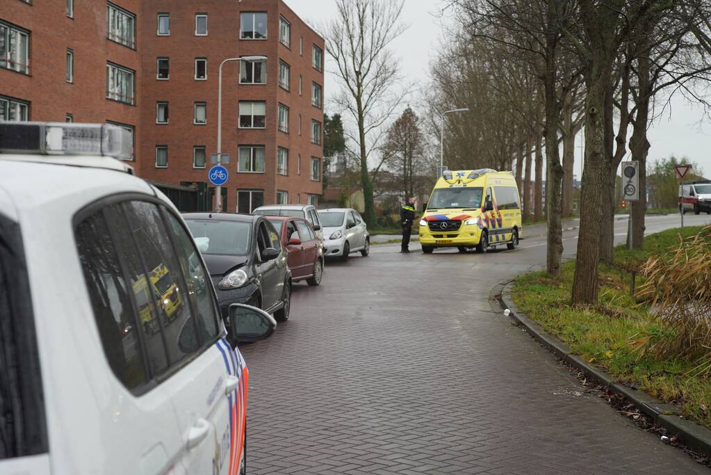 Meerdere auto's botsen op kruising