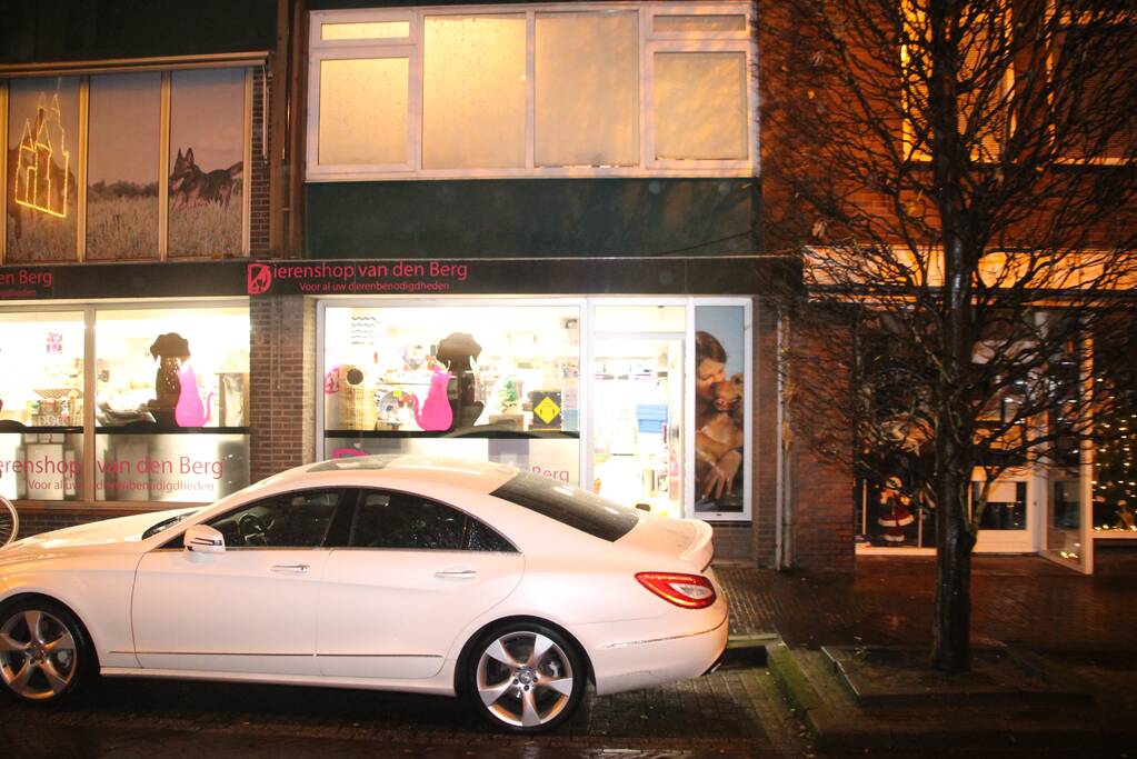 Overval op dierenwinkel van den Berg