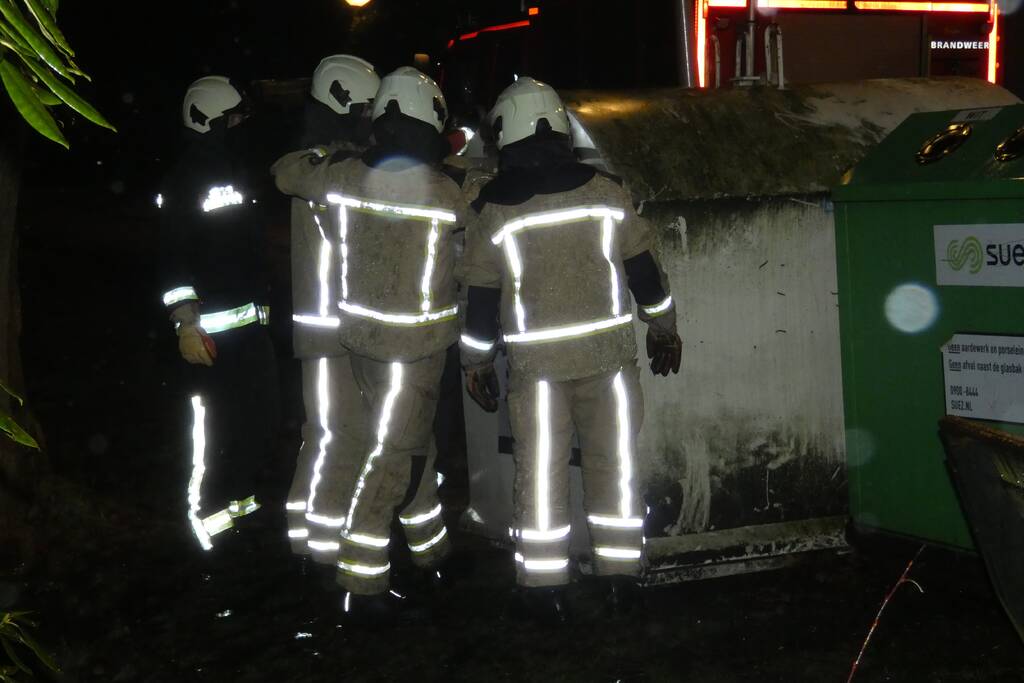 Brand in kledingcontainer snel geblust