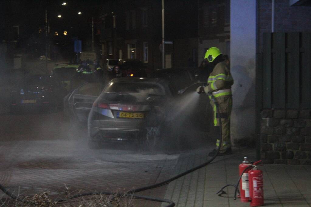 Auto loopt veel schade op bij brand