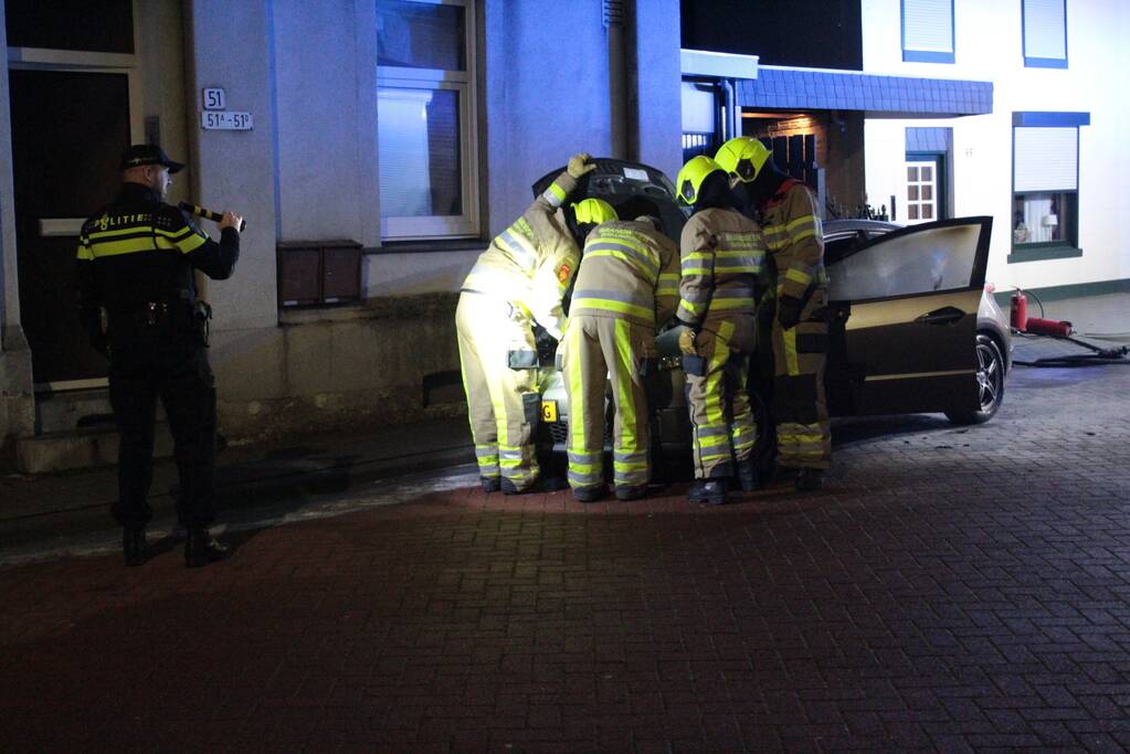 Auto loopt veel schade op bij brand